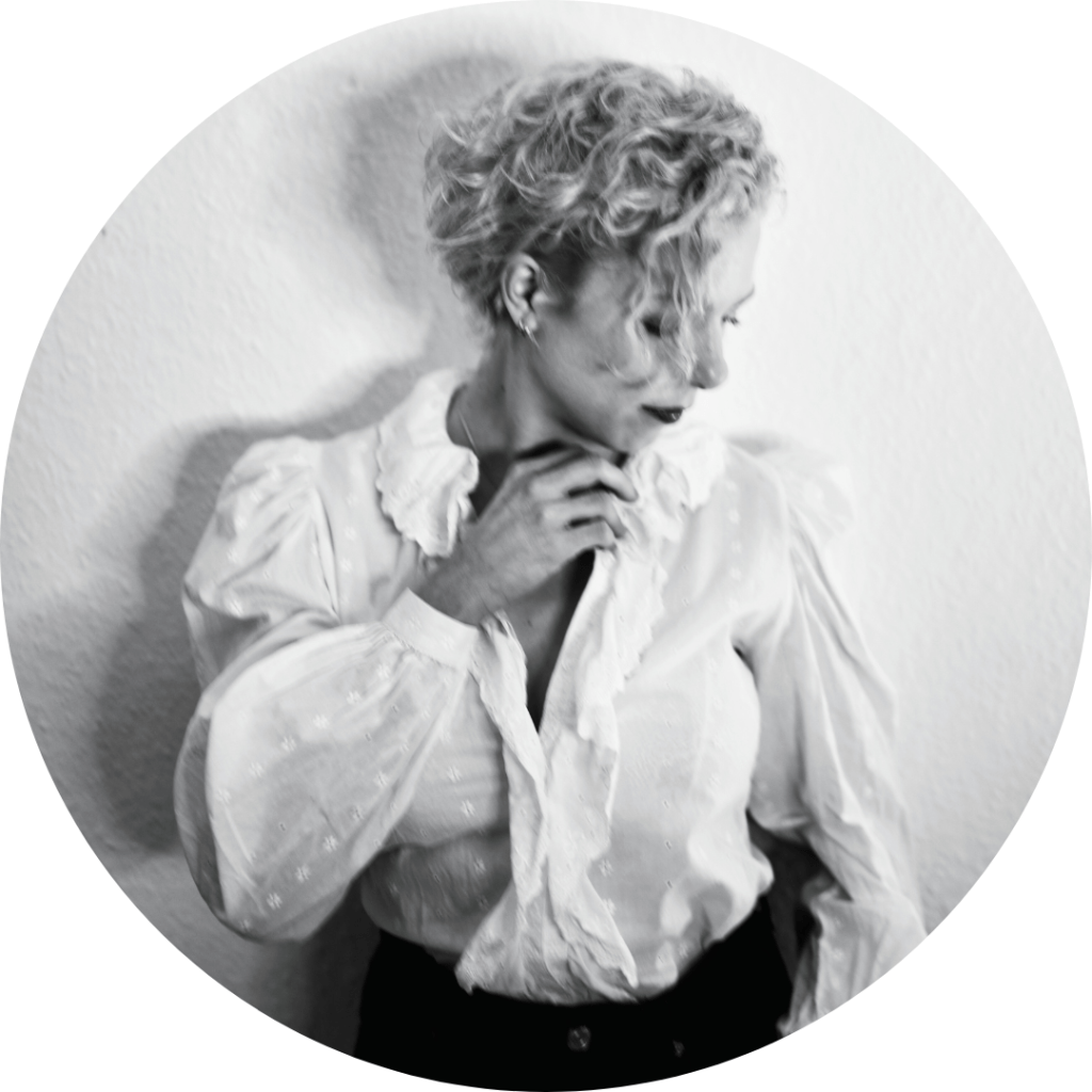 A round, black and white three-quarter length portrait of Mirthe van Popering